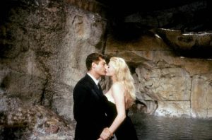 Fotografía tomada en el set de filmación de La Dolce Vita, 1960. (Anita Ekberg y Marcello Mastroianni)